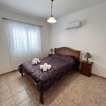 Ferienhaus Pafia Sunbeach Townhouse
